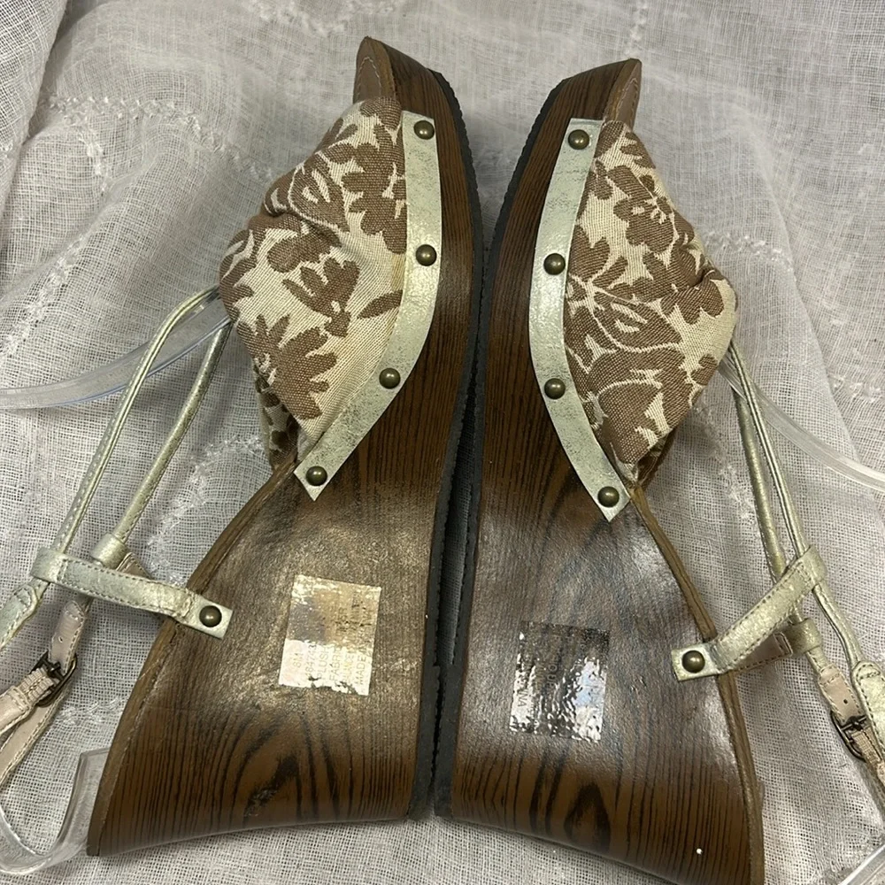 Self Esteem almost NEW wedge bow sandals